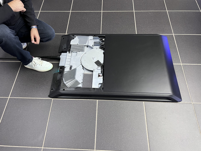 Bei der geöffneten induktiven Ladeeinheit erkennt man Kühlrippen und einen Ventilator in der Mitte. (Bild: Dirk Kunde)